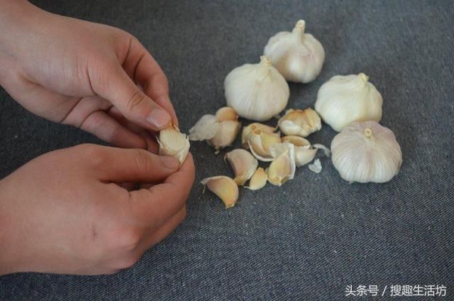 饭店大厨教我一招快速剥蒜皮的小技巧,1分钟能