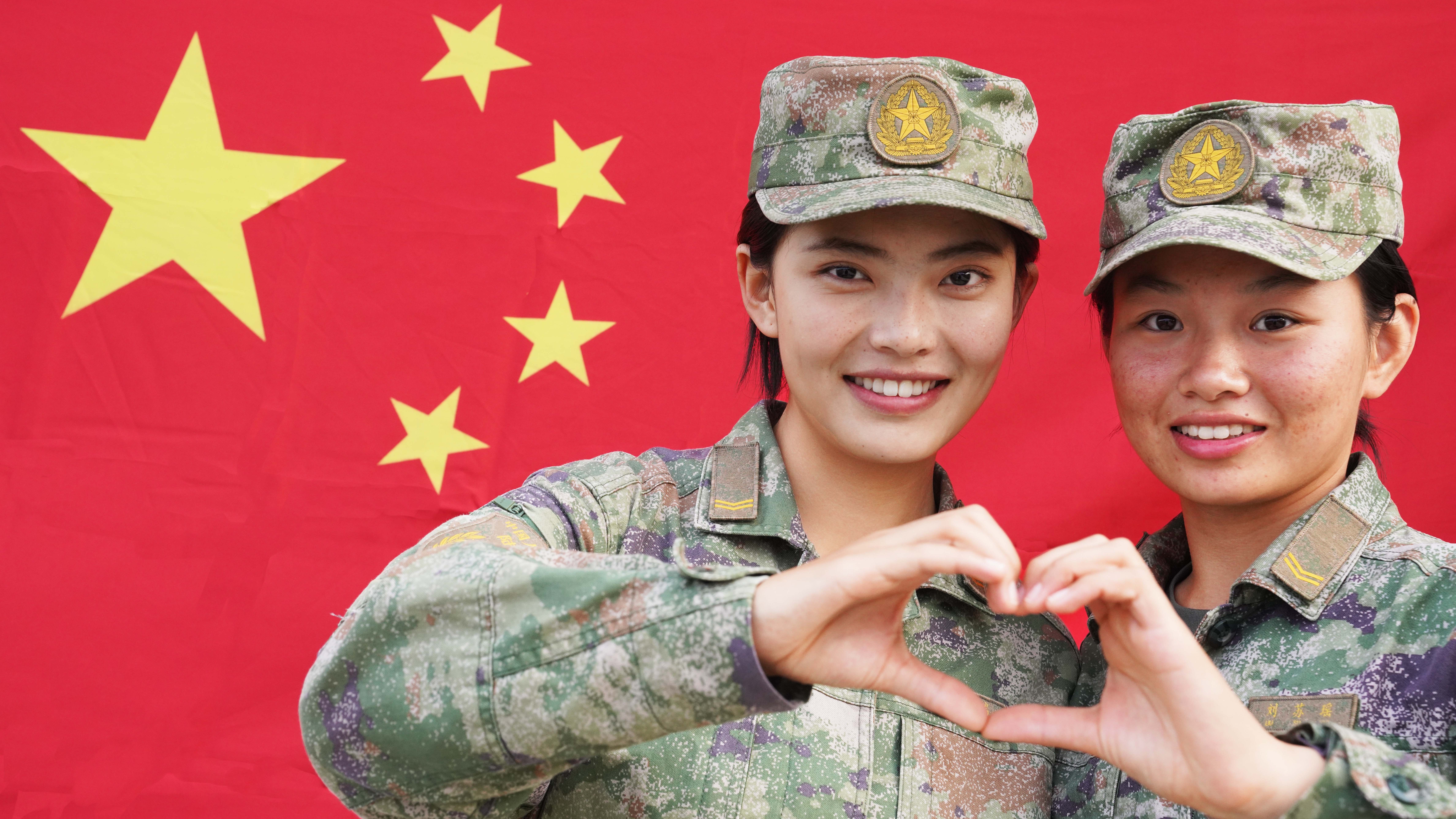 官兵以最灿烂的笑容与鲜艳的五星红旗同框 官兵以最灿烂的笑容与鲜艳的五星红旗同框