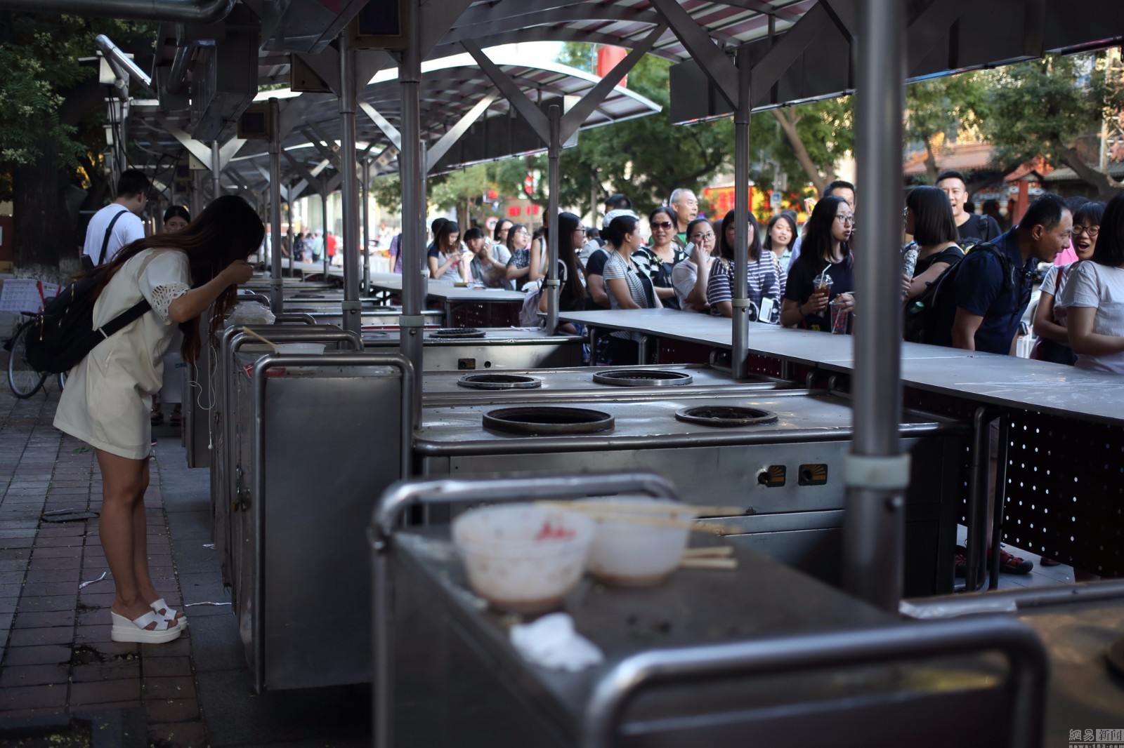 北京东华门夜市闭市 粉丝等“最后一口” 北京东华门夜市闭市 粉丝等“最后一口”
