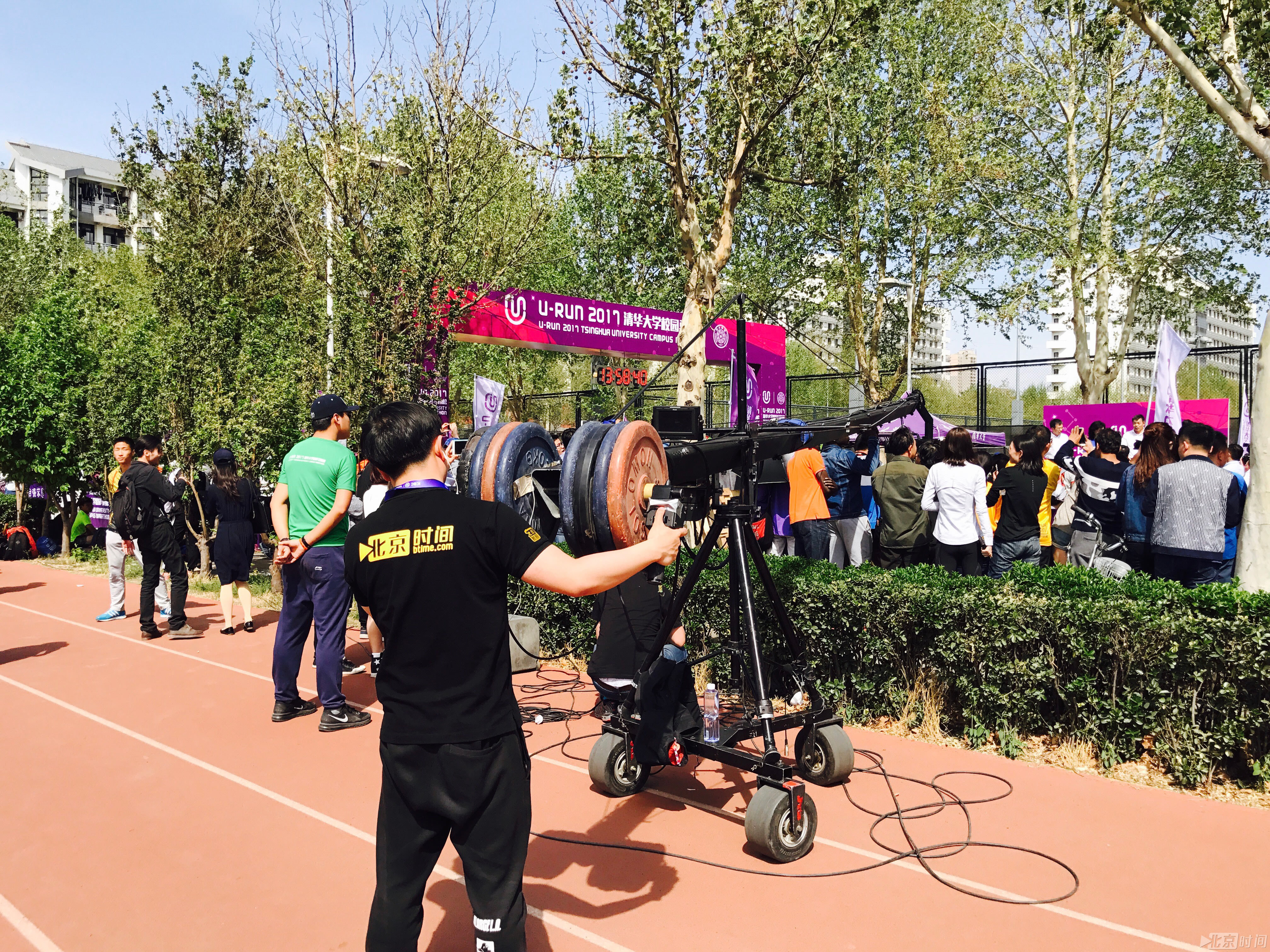 清华大学校园马拉松是由清华大学体育运动委员会主办,清华大学体育部、清华大学校团委承办的校园跑步赛事活动。2017年清华大学校园马拉松开跑前现场准备工作。