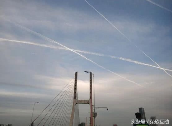 网友发生车祸小米6被撞弯还能用,这手机质量可