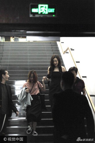 组图:熊黛林露香肩女人味十足 踩高跟鞋一路获