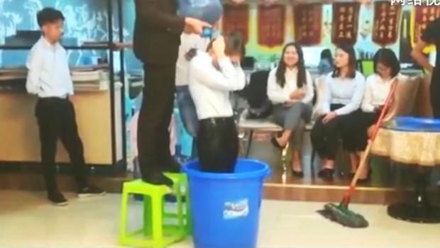 奇葩公司罚员工吞鼠喝尿惹众怒 老总一句话回应网友都闭嘴了 奇葩公司罚员工吞鼠喝尿惹众怒 老总一句话回应网友都闭嘴了