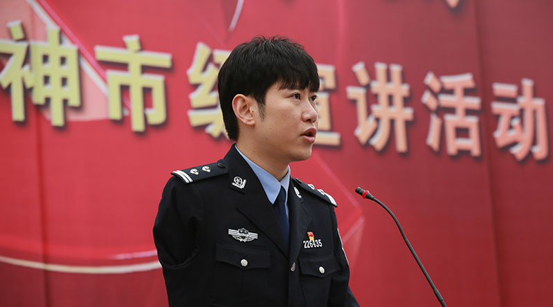 【中国梦·践行者】“新时代·新青年”五四奖章获得者系专访 独臂民警陈冰:用左手敬礼的冲锋战士 【中国梦·践行者】“新时代·新青年”五四奖章获得者系专访 独臂民警陈冰:用左手敬礼的冲锋战士