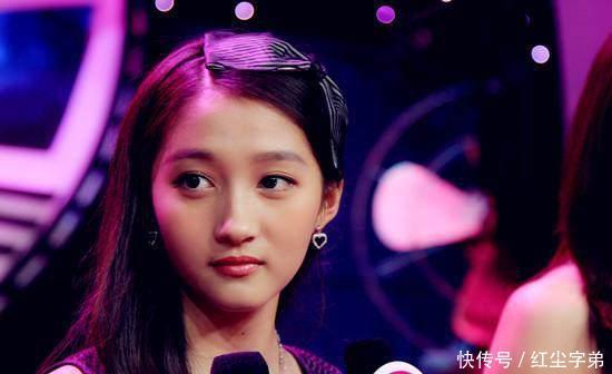 鹿晗开豪车要送关晓彤上学,关回答亮了,为了鹿