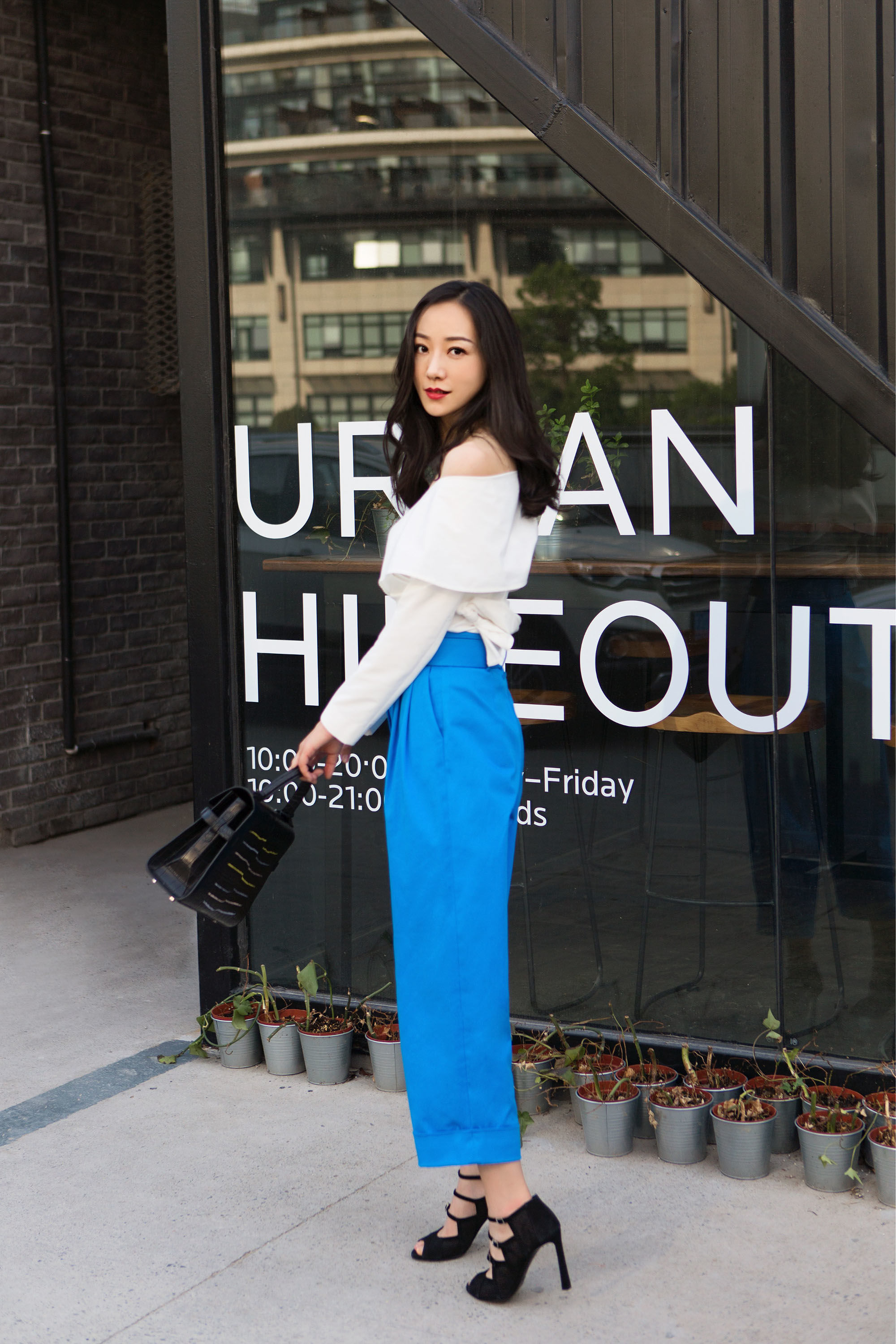 韩雪时尚写真优雅诠释极简魅力 引领秋日穿搭潮流 韩雪时尚写真优雅诠释极简魅力 引领秋日穿搭潮流