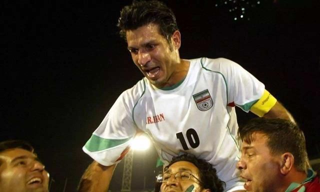 中国足球又被伊朗羞辱!对手没球鞋穿仍不放弃