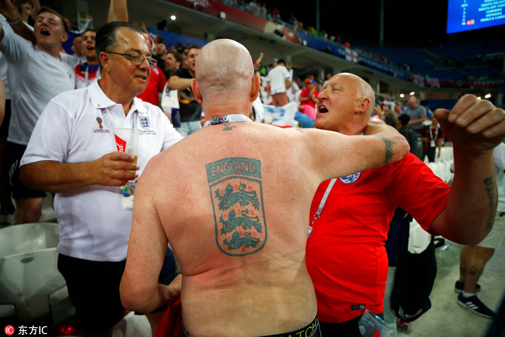 2018世界杯，凯恩绝杀，英格兰2-1胜突尼斯，场边球迷疯狂庆祝。