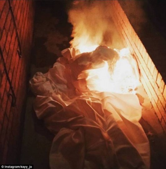 她们选择在离婚那天烧掉婚纱