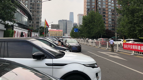 北京多区域实行道路停车电子收费后，路边仍有收费员“大包大揽”