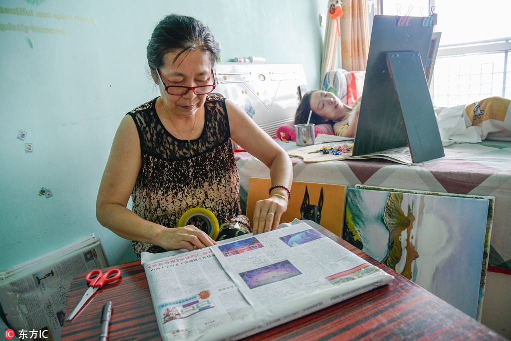 6岁患病，8岁全身瘫痪，30年来，张俊莉躺在床上坚强作画，双手及手腕关节全部坏死，她就把笔卡在指缝间，靠着肩膀细微的提拉掌控笔触。