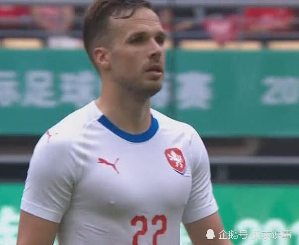 同样身高马大,蔡慧康一身肥肉,捷克球员却胸肌