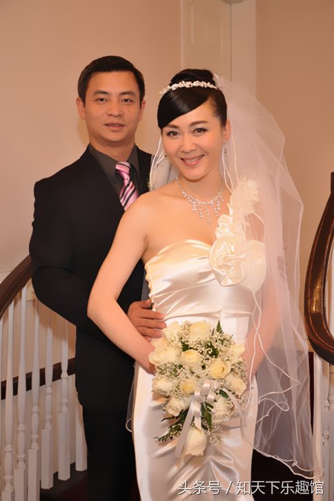 前体操冠军李大双与美貌妻子李琳近照,妻子曾与蒋雯丽,徐帆齐名