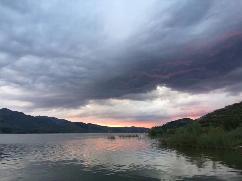 辽宁朝阳风光:燕山湖里的水云天