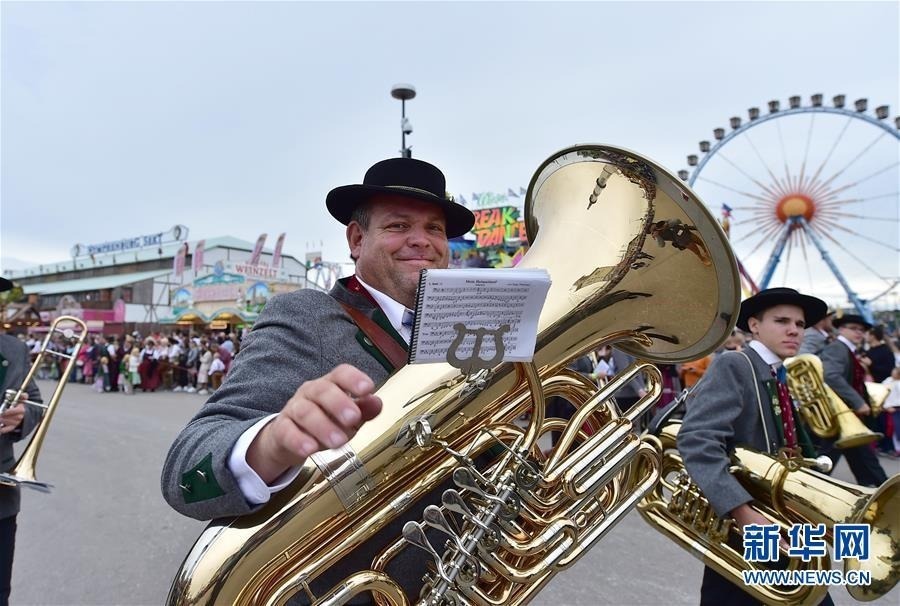 9月22日，在德国慕尼黑，一名乐手参加盛装游行。