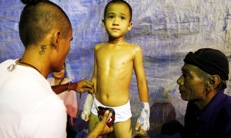 虽然拳击手们致富之路走得艰难，但顶级泰拳手平均每场能挣到两万人民币。不仅如此，他们还享受着明星特权。跑车，别墅，美女，在重视地位的东南亚国家，它们绝非无关紧要。