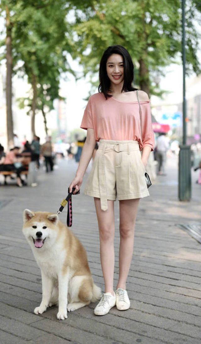 重庆街拍:短裙短裤就是美女们夏季的标配,时尚