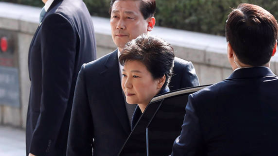 朴槿惠抵达检察厅 向国民致歉承诺坦白受查