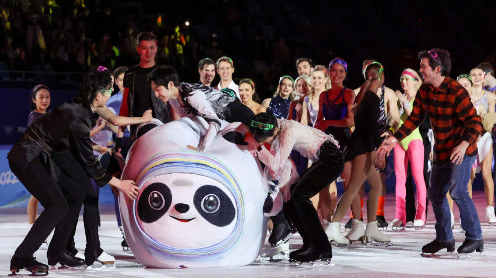 呆萌！幸福的冰墩墩与花滑名将在一起