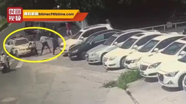 疯狂举动!男子抢夺警车追撞女子 事发时民警正在现场调解两人纠纷 疯狂举动!男子抢夺警车追撞女子 事发时民警正在现场调解两人纠纷