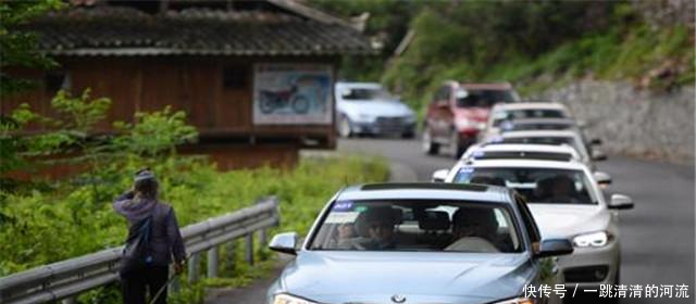 父亲去世葬礼上,来了2辆豪车相送,得知真相的