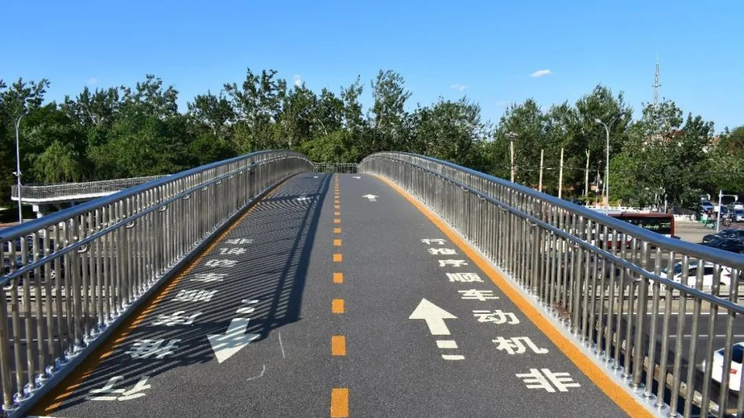 配色告别“红配绿”，还能坐直梯上过街天桥？北京已开始试点