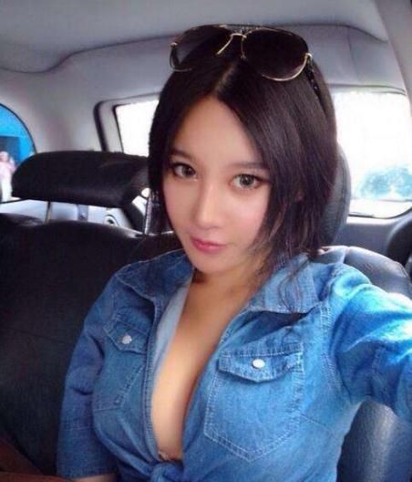 因胸夹手机一炮而红樊玲现状!成名后却出国混