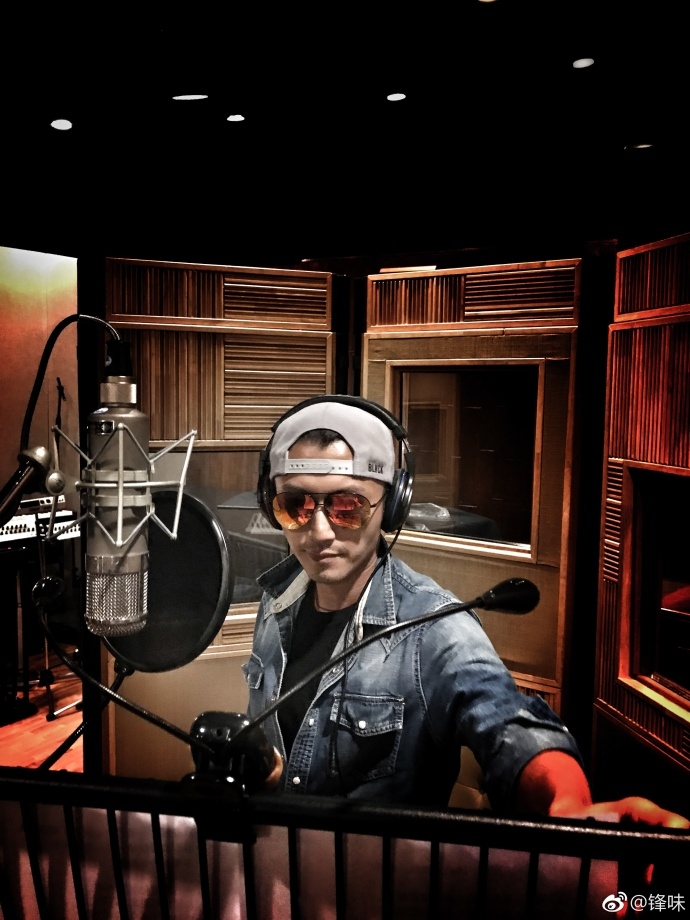 谢霆锋生日晒录音棚花絮照 戴墨镜认真唱歌帅气十足