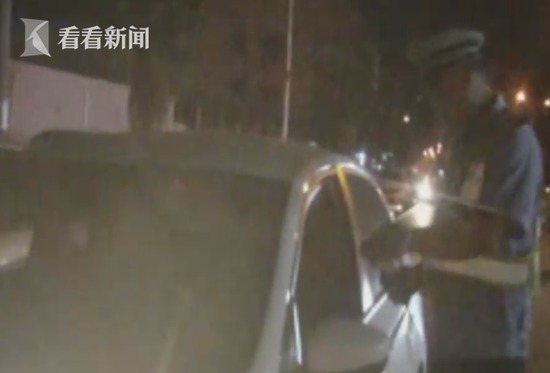 男子酒驾被查 自称公司领导欲用1万元贿赂交警 男子酒驾被查 自称公司领导欲用1万元贿赂交警