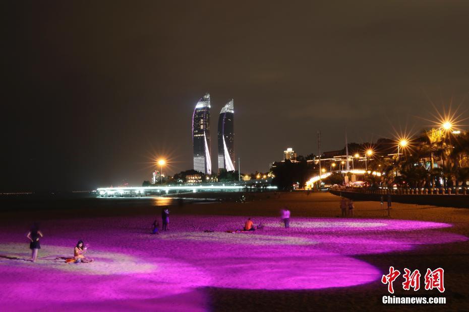 9月2日,市民在厦门白城沙滩休闲玩耍。9月3日至5日,金砖国家领导人第九次会晤将在厦门举行。 中新社记者 盛佳鹏 摄