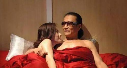 在《情陷夜中环》中，张文慈还与谢霆锋的父亲、当时张柏芝的公公谢贤上演了一场激情戏。