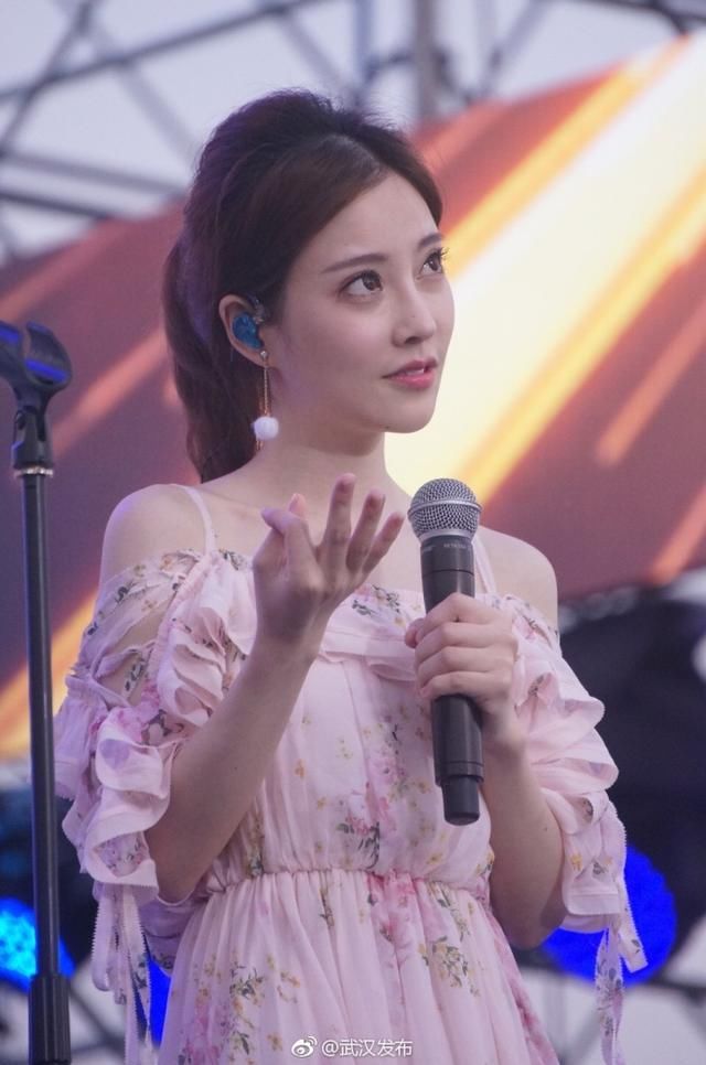 冯提莫穿粉色吊带裙现身斗鱼直播节登台献唱,