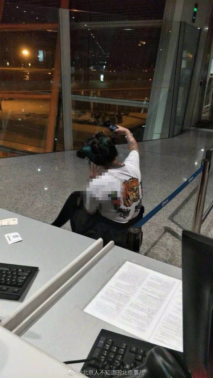 女主播误机殴打工作人员 直播谎称被欺负又哭又笑 女主播误机殴打工作人员 直播谎称被欺负又哭又笑