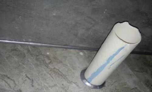 师傅年纪不大,收费却很高,做个美缝要20块一米