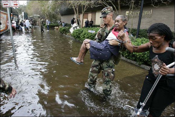 美军抢救灾区民众