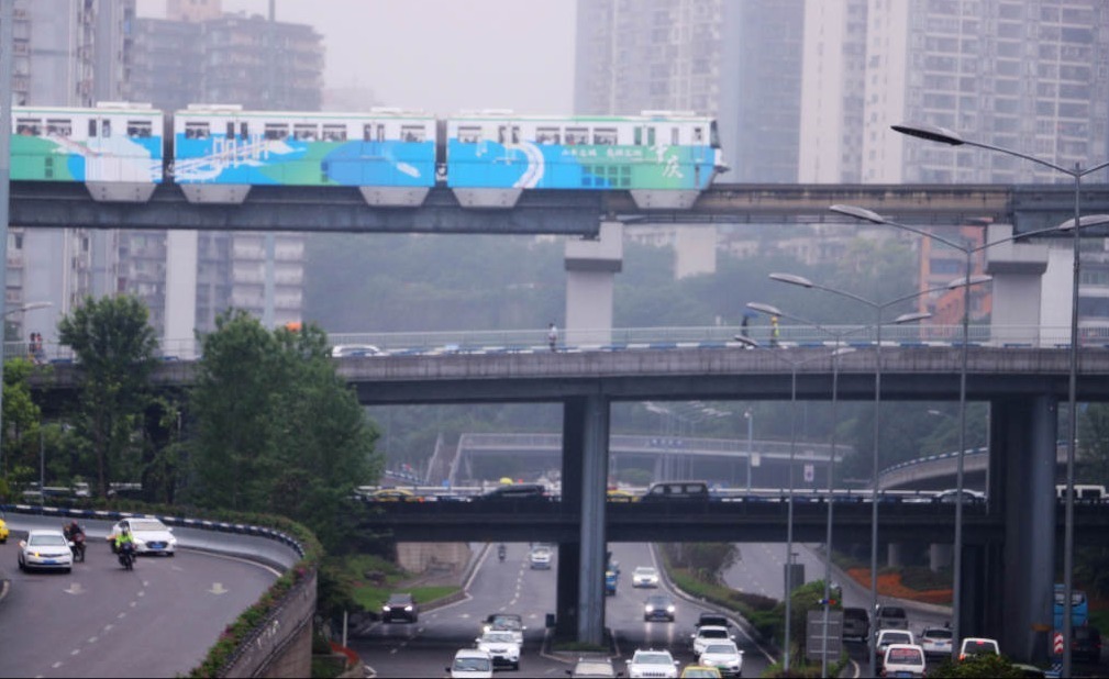 6月12日，重庆九龙坡区谢家湾，四层道路叠在一条平行线上，轻轨、汽车同时交错行驶，十分魔幻。