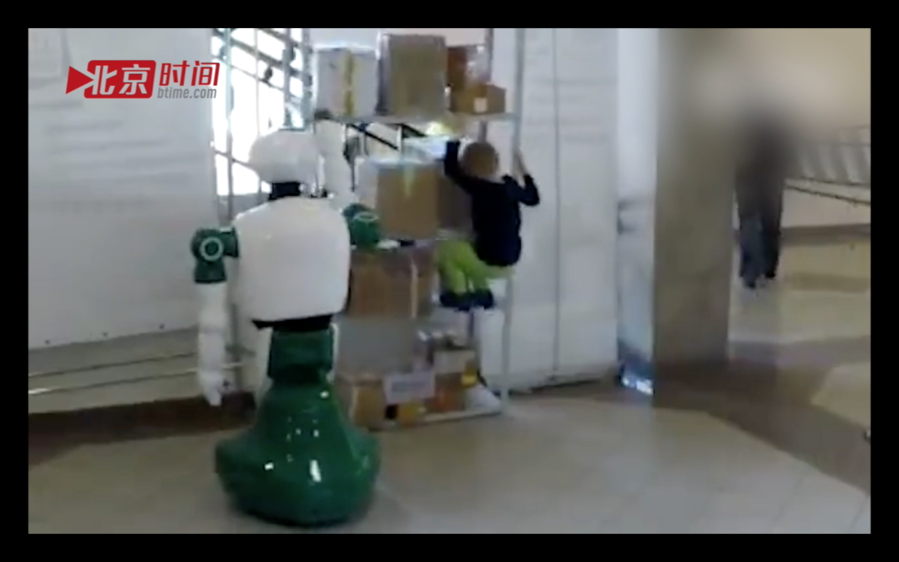 俄罗斯机器人在无人情况下“下意识”救一小女孩 俄罗斯机器人在无人情况下“下意识”救一小女孩