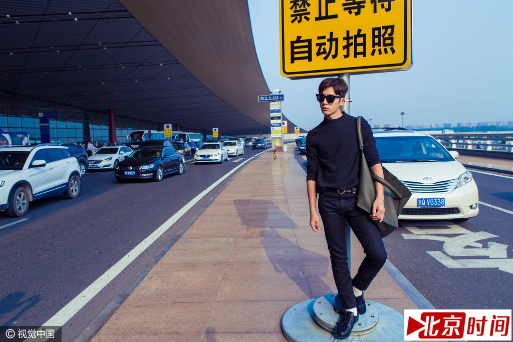 一心想演“坏男孩”的他，此行还在手背和颈后处贴了复古吸睛的纹身图案，实力诠释“坏坏惹人爱”。