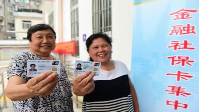 2018年农村养老金新调整,到龄老人每月到底可