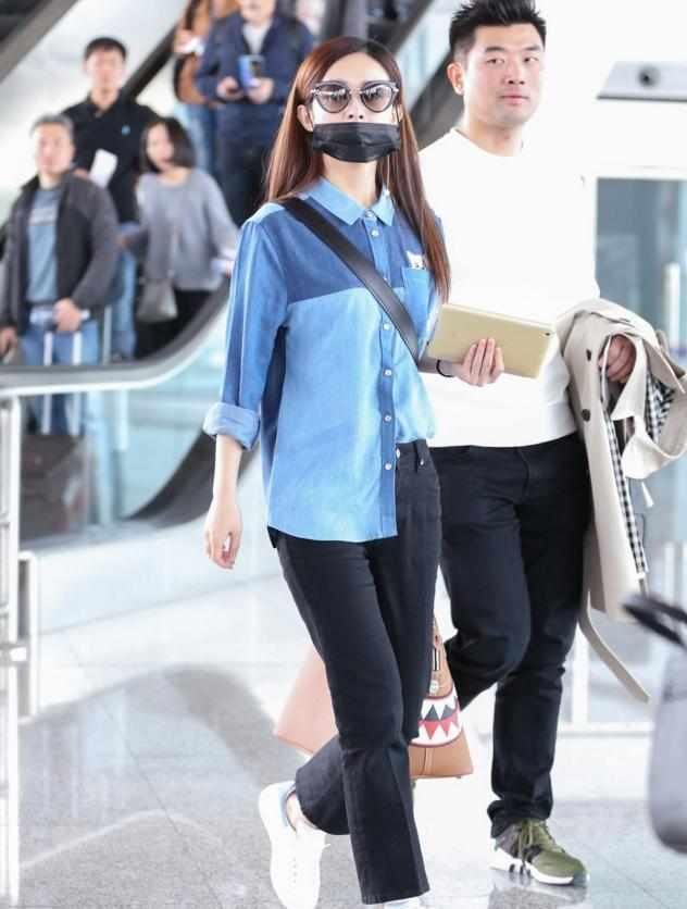 赵丽颖小白鞋加喇叭裤 网友直呼:以后谁还敢说