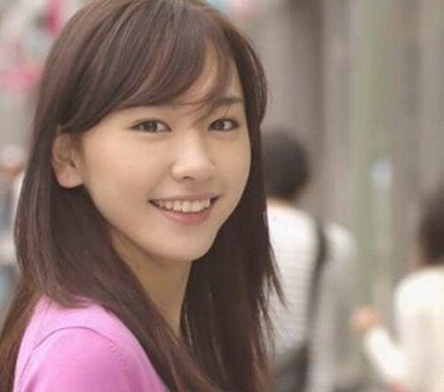 第四名:新垣结衣,估计很多男人对她都比较熟悉,因为她是日本有名的