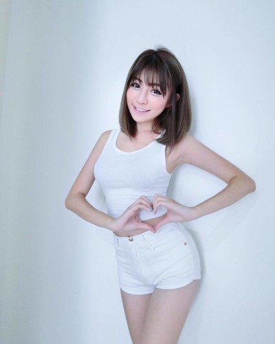 黄洁琪不仅长相甜美更拥有白嫩的肌肤，目前是showgirl和女主播。