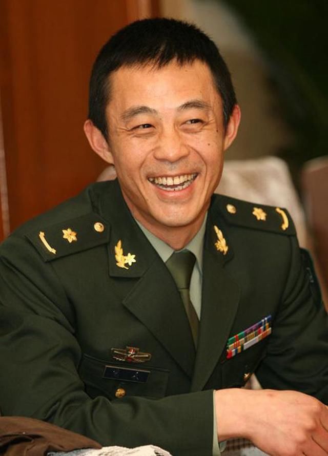 只有通过右胸前的姓名牌,才能发现这是真实世界里的军人侯勇.