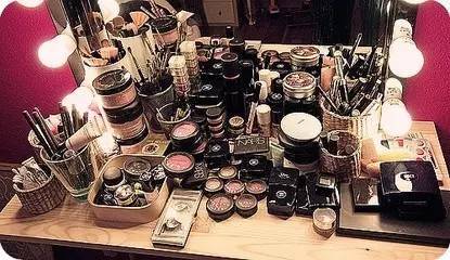 别舍不得扔!女人包里的这些东西放久了等同毒