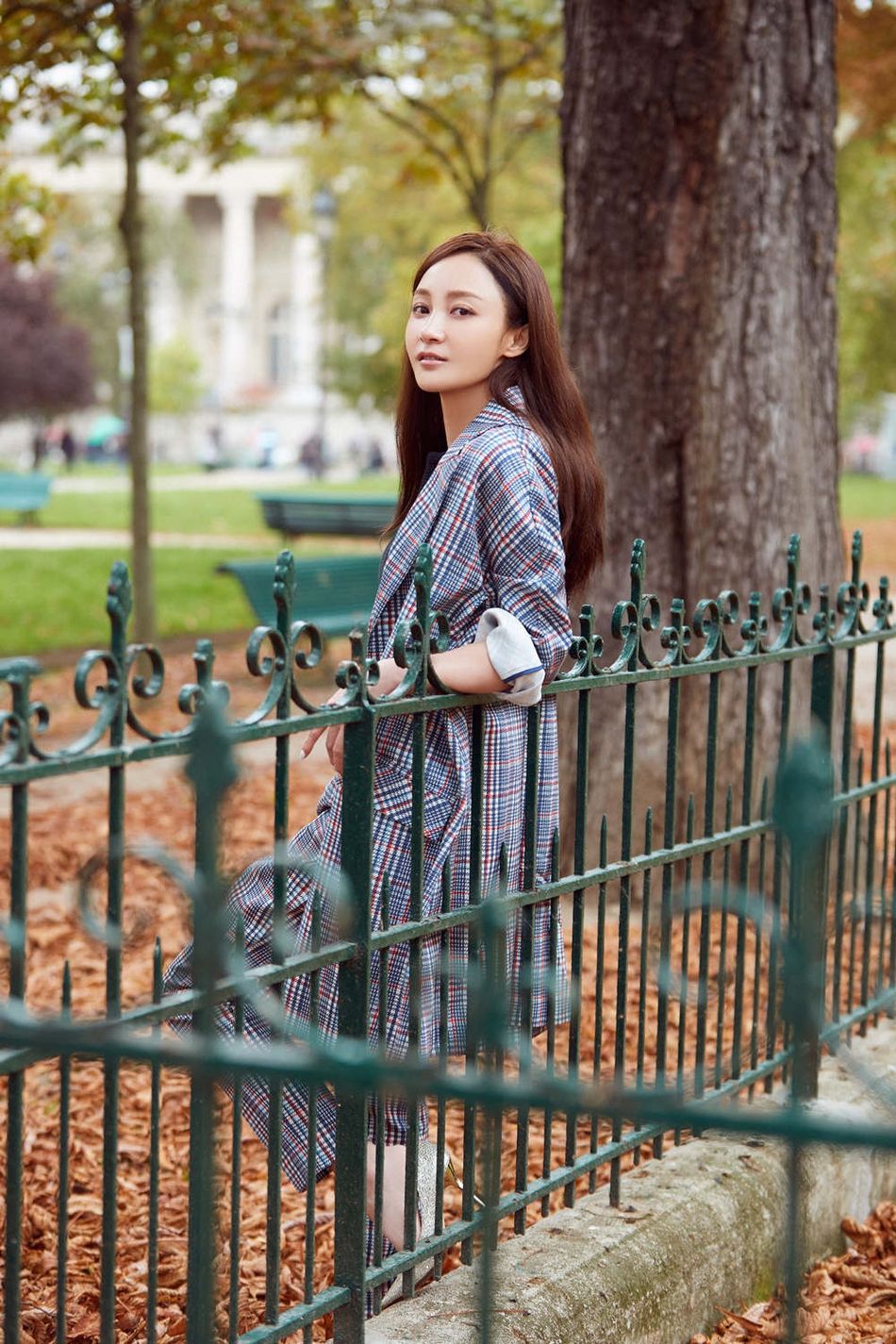 姚笛巴黎街头拍写真 订婚后重回颜值巅峰