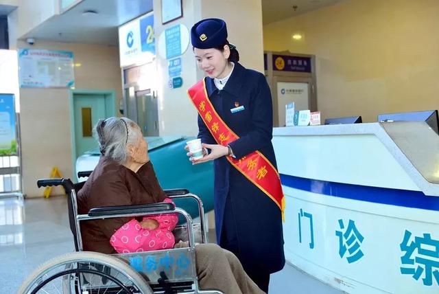 温暖雷锋精神在医院 志愿服务暖人心