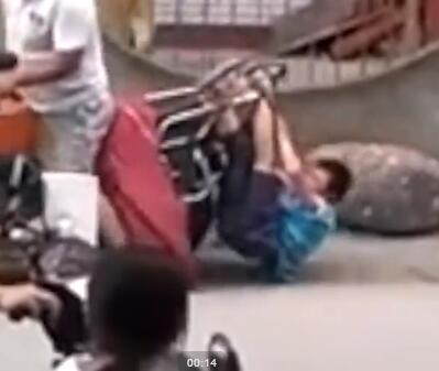 男孩太调皮被父母五花大绑 倒吊摩托车尾拖行