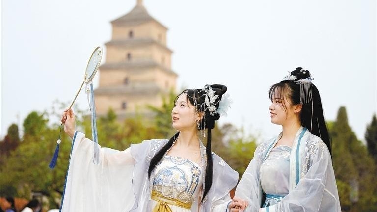 唐装汉服秀成中国古都西安街头时尚 唐装汉服秀成中国古都西安街头时尚