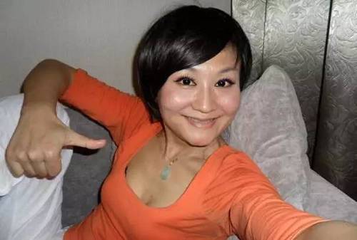 原央视女主持嫁美国后遭虐待,一包卫生巾用一年,当庭哭诉需要食物