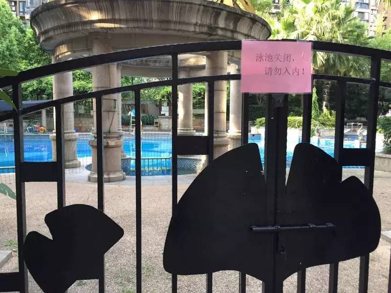 突发!杭州11岁小女孩小区泳池内游泳被电晕!两名救生员跳下救人也相继触电……